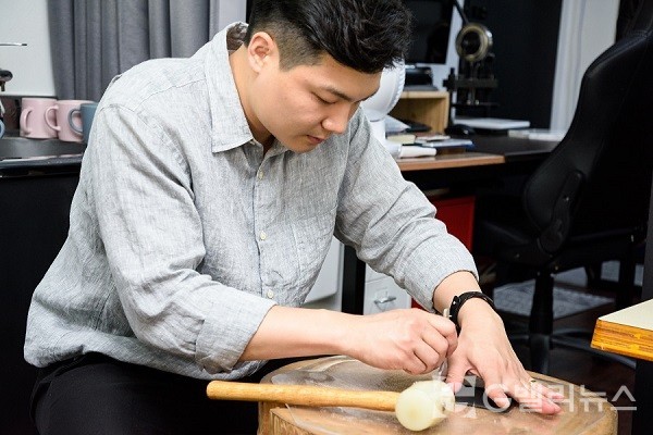 사진 - 유석필 대표 가죽공예작업 모습