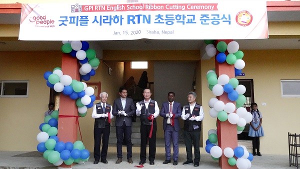 (왼쪽에서 3번째) 굿피플 회장 김천수