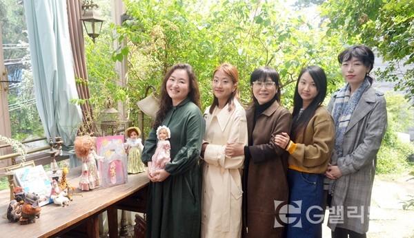 사진 - (왼쪽부터)정지원, 류나연 작가, 김상희 대표, 모모, 김옥 작가