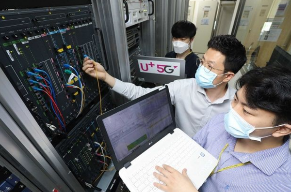 유비쿼스 관계자가 LG유플러스에 공급하는 10기가 인터넷 장비를 점검하고 있는 모습.(사진=LG유플러스)