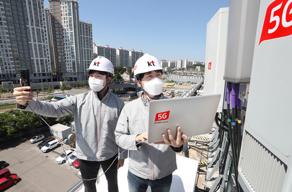 KT 직원들이 경기도 파주산업단지의 상용망에 구축된 5G 단독모드(SA) 네트워크를 시험하고 있다.
