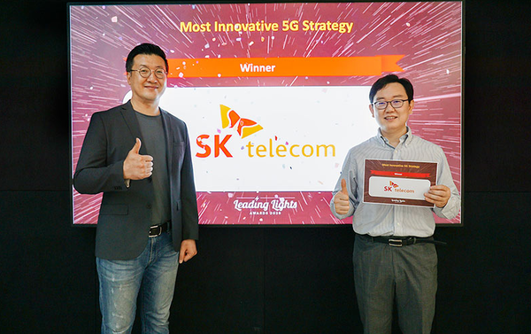 SK텔레콤은 세계적인 모바일 어워드인 ‘리딩 라이트 어워드 2020’에서 ‘가장 혁신적인 5G 전략’ 부문을 수상했다고 밝혔다. 류탁기 SK텔레콤 Access Network개발팀 리더(왼쪽)와 이현용 매니저가 수상 화면 앞에서 기념 촬영을 하고 있다.
