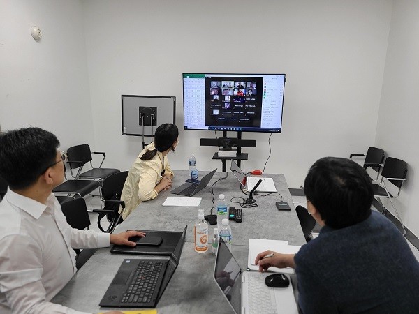 사진 - 이노비즈협회 영상회의실에서 페루 정부 관계자와 함께 인증제도 전수를 위한 온라인 워크숍을 진행하고 있다.
