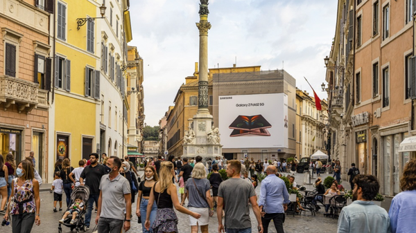 이탈리아 로마 스페인 광장(Piazza di Spagna)에서 운영 중인 ‘갤럭시 Z 폴드2’ 옥외광고