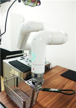 사진 - 치킨로봇 시제품 (아이둡이 개발한 치킨로봇 비전 솔루션)