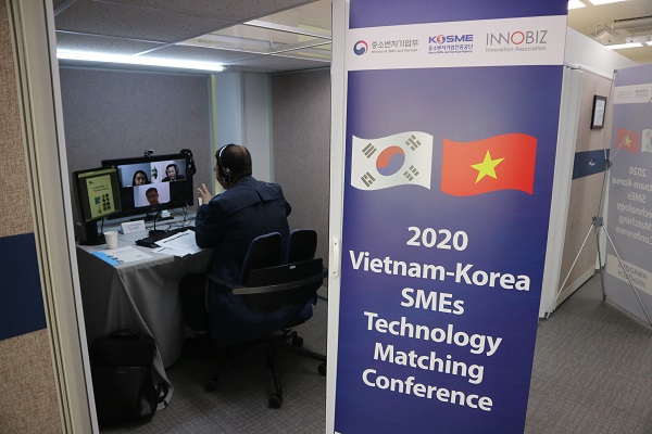 사진 - 상담회에 참여한 기업이 베트남 현지 기업과 온라인으로 얘기를 나누고 있다.