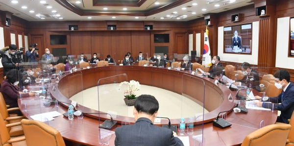 정부는 8일 서울 광화문 정부서울청사에서 열린 ‘제2차 혁신성장 빅3 추진회의’를 열고 ‘팹리스 성장 인프라 조성 방안’을 발표했다. (사진=기획재정부)