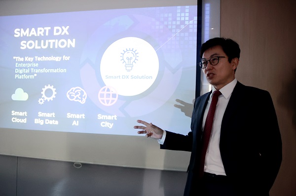 사진 - 나무기술 정철 대표가 CES 프레스 컨퍼런스에서 Smart DX Solution을 발표하고 있다.