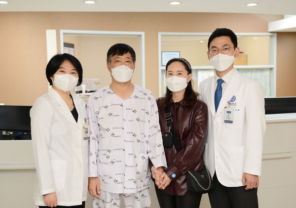 왼쪽부터 김현정 장기이식코디네이터, 김현옥씨, 이소림씨, 이식외과 이주한 교수