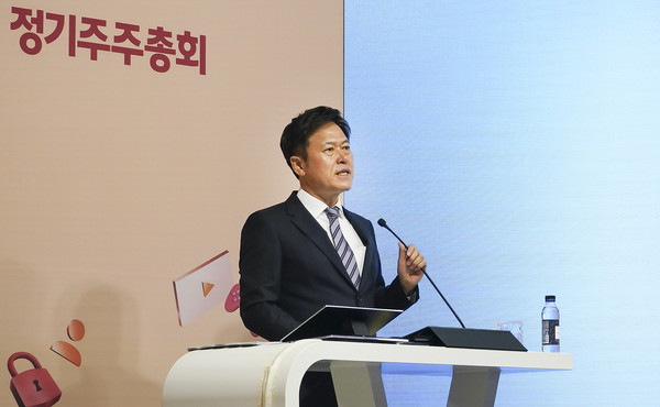 박정호 CEO가  SK텔레콤 본사 사옥 4층 수펙스홀에서 주주들에게 경영 성과 및 비전을 발표하는 모습