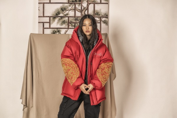 사진 - 아시하 곤룡포 구스다운 파카(RED)를 입은 모델 김솔이