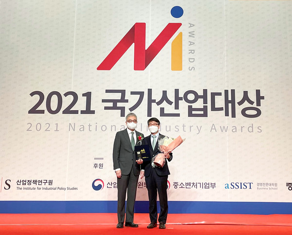 S-OIL은 15일 서울 스위스 그랜드호텔에서 개최된 ‘2021 국가산업대상’ 시상식에서 브랜드전략, 정유-에너지 2개 부문에서 1위에 선정되었다.