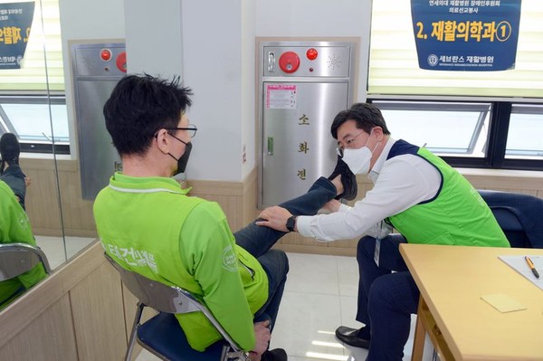 김덕용 재활병원장이 태건비에프 장애인 근로자를 진료하고 있다.