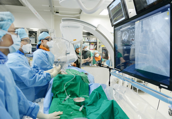 세브란스병원 심장내과 김중선 교수(왼쪽 세 번째)가 중증의 승모판막 역류 환자에게 심초음파로 실시간 카테터의 위치를 확인하며 마이트라클립 G4 시술을 하고 있다.