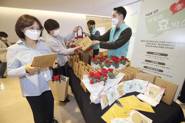 서울 광화문 KT East 사옥 지하에 마련된 '사랑의 효박스' 행사 부스에서  KT 임직원들이 사랑의 효박스를 구매하는 모습