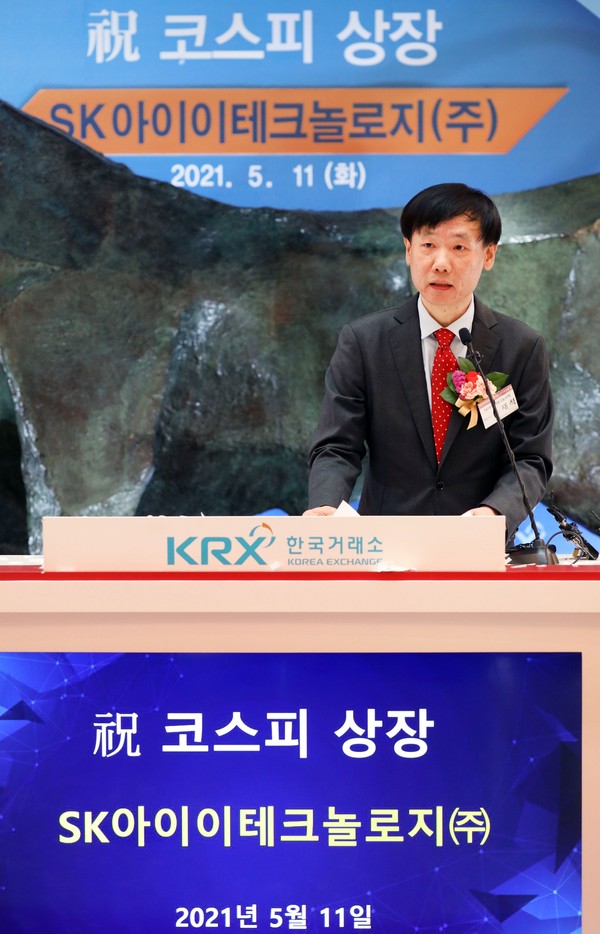 SK아이이테크놀로지가 오늘 증권거래시장에 상장했다. SK아이이테크놀로지 노재석 대표가 이날 서울 여의도 한국증권거래소에서 열린 상장기념식에서 상장소감을 발표하고 있다.