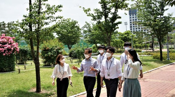 손태락 원장(왼쪽 두 번째)과 직원들이 ‘2050 탄소중립 실현을 위한 REB 걷기 챌린지(임직원 걸음기부 캠페인)’에 참여하고 있다.