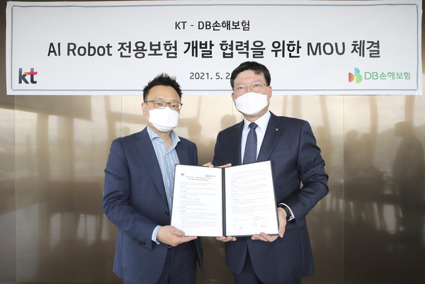KT AI Robot사업단 이상호 단장(왼쪽)과 DB손해보험 류석 상무가 MOU 후 기념 사진을 촬영하고 있다.