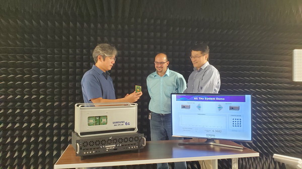 삼성전자의 삼성리서치 아메리카(SRA) 실험실에서 삼성전자 연구원들이 140 GHz 통신 시스템을 시연하고 있다./사진=삼성전자 제공