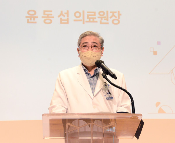 윤동섭 연세의료원장이 ‘세브란스 HR 이노베이션 심포지엄 2021’에서 인사말을 전하고 있다.