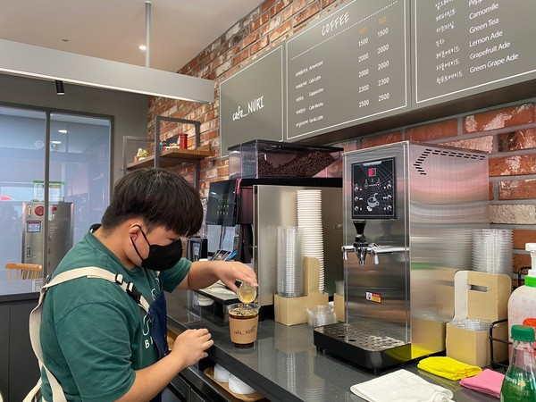 JW중외제약의 자회사형 장애인표준사업장 ‘생명누리’가 JW당진생산단지에 ‘카페누리(cafe_Nuri)’를 오픈했다. 장애인 근로자가 ‘생명누리’ 카페에서 음료를 제조하고 있다.
