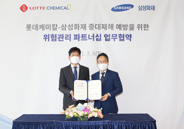 김연섭 롯데케미칼 ESG경영본부장(왼쪽)과 이문화 삼성화재 일반보험본부장(오른쪽)이 업무 협정서를 선보이고 있다.