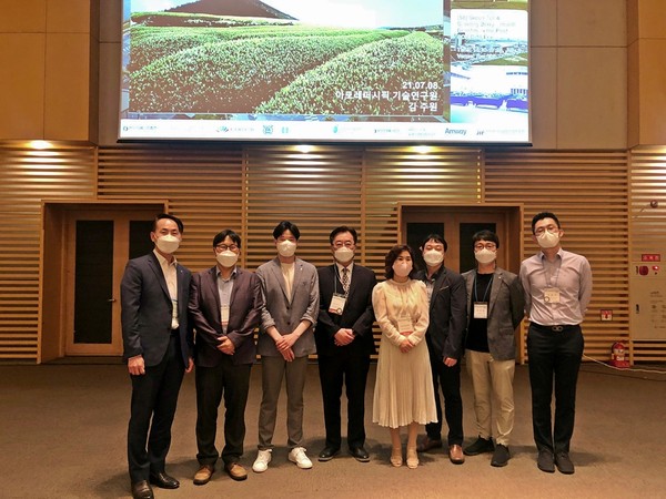▲ 한국식품과학회 국제학술대회 아모레퍼시픽 산학심포지엄에서 발표한 각계 전문가들