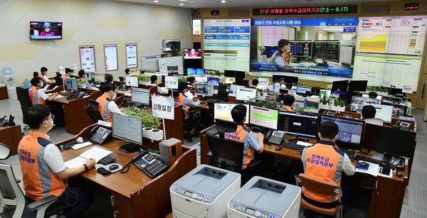 한국전력 직원들이 7.21(수) 한전 본사 재난종합상황실에서 전력수급 비상훈련을 시행하고 있다.