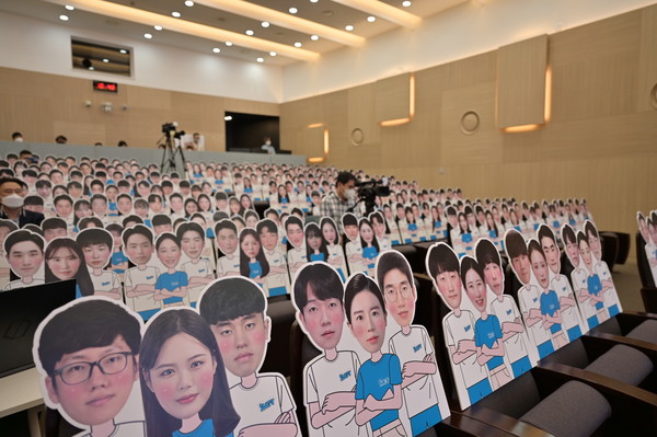 23일 서울 강남구에 위치한 '삼성청년SW아카데미' 서울 캠퍼스에서 온라인으로 열린 입학식에 비치된 6기 교육생들