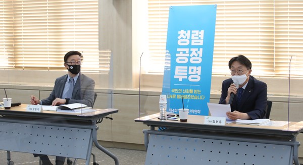 발언하는 LH 김현준 사장(사진 오른쪽)과 김준기 위원장(사진 왼쪽)