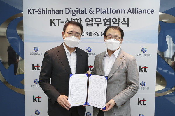 KT 구현모 대표(우)와 신한금융그룹 조용병 회장(좌)이 업무협약식에서 기념 촬영하고 있다.