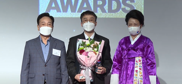 서울성모병원 흉부외과 과장 김환욱 교수(가운데)가 병원을 대표하여 수상하고 기념사진을 촬영하고 있다.