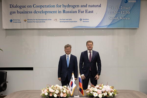 채희봉 가스공사 사장(왼쪽)이 알렉세이 체쿤코프 러시아 극동북극개발부 장관(오른쪽)을 만나 러시아 극동지역 수소,천연가스 사업 협력 방안을 논의했다