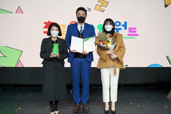 11일 서울 서교동 구름아래소극장에서 열린 '초록우산 어워드'에서 풀무원이 아동권리 증진에 기여한 최고의 기업상인 '아동을 위한 노력이 일상' 상을 수상했다. 수상 후 풀무원재단 관계자들이 기념 촬영을 하고 있다.