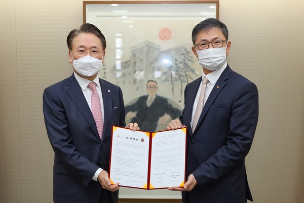 고려대의료원 김영훈 의무부총장(좌측)과 SK바이오사이언스 안재용 사장(우측)이 협약서에 서명 후 기념촬영을 하고있다