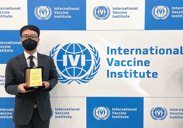 장시영 코리아나 화장품 DS마케팅전략팀 팀장이 국제백신연구소(IVI)에 백신 연구 및 보급을 지원하는 후원금을 전달해 감사패를 들고 기념촬영을 하고 있다.