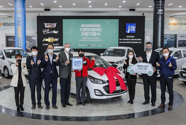 지엠한마음재단코리아, 인천 사회복지공동모금회와 초록우산 어린이재단의 임직원들이 13일 한국지엠 부평본사에서 열린 차량 기증식 행사에 참석해 기념 촬영을 하는 모습. 왼쪽부터 윤명옥 지엠한마음재단코리아 사무총장, 차준택 부평구청장, 이성만 국회의원, 로베르토 렘펠 지엠테크니컬센터코리아 대표, 조상범 인천 사회복지공동모금회 회장, 신정원 초록우산 어린이재단 인천지역 본부장, 카허 카젬 지엠한마음재단코리아 이사장, 최종 한국지엠 부사장