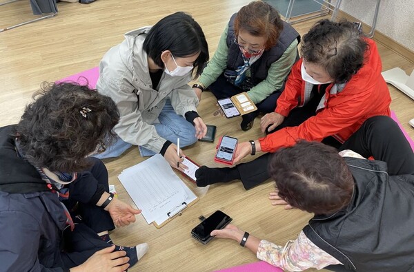 노인 통합맞춤 서비스 지원사업 ‘홈(HOME) 복지관’ _부산 사하구 사하사랑채노인복지관에서 어르신들에게 스마트기기를 이용한 건강관리 교육을 진행하고 있다.