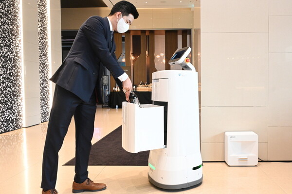 LG전자가 호텔의 비대면 서비스에 최적화한 LG 클로이 로봇 공급을 지속 확대한다.