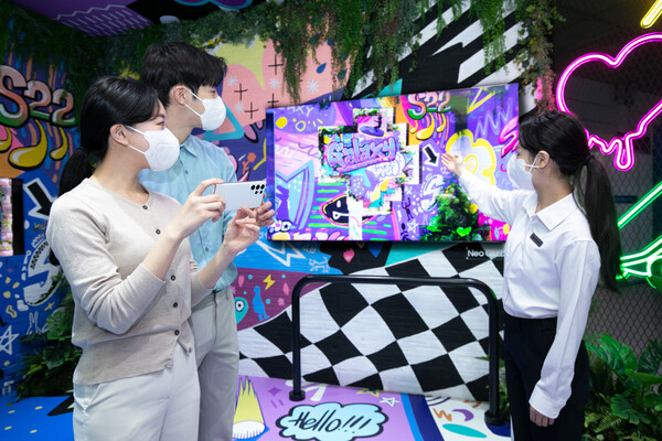 서울 코엑스에서 열린 '월드IT쇼 2022' 삼성전자관에 마련된 팀삼성 플레이그라운드에서 관람객이 '갤럭시 S22'로 촬영한 사진과 영상을 'Neo QLED 8K'의 생생한 초고화질로 확인해보며 새롭게 달라진 여가 생활을 체험하고 있다.