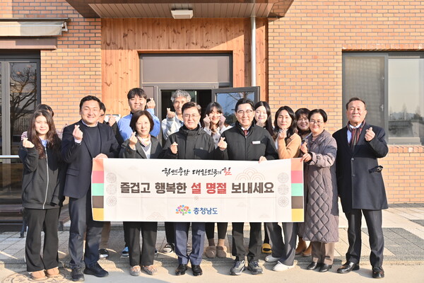 김태흠 충남도지사는 8일 설 명절을 맞아 김응규 도의회 복지환경위원장, 박경귀 아산시장 등과 함께 아산 소재 아동양육시설을 방문했다.사진=충남도청