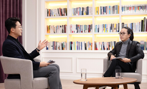 티앤씨재단이 노인혐오와 세대공감을 주제로 진행한 ‘노시니어존’ 컨퍼런스에서 ‘시대예보’ 송길영 작가(우측)와 성균관대 사회학과 구정우 교수(좌측)가 세대 갈등을 해결할 방안에 대해 대담을 나누고 있다. 사진=티앤씨재단