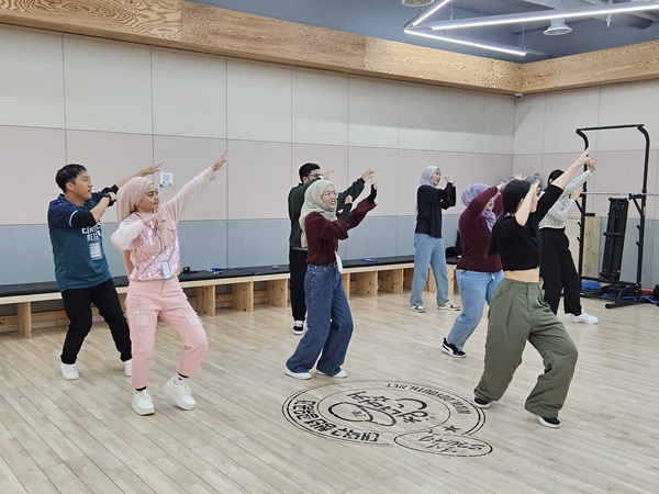 사진 - 대덕구 청년벙커에서 말레이시아 UMS 대학생들과 함께 케이팝 댄스 체험 프로그램을 진행하고 있다.