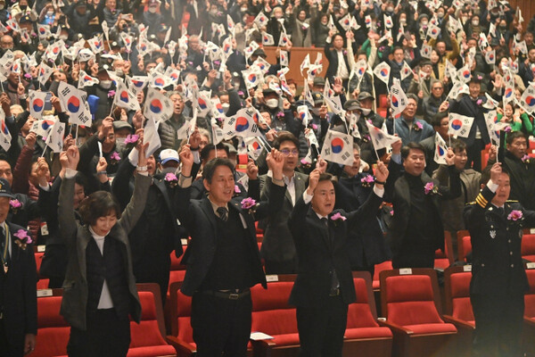 충남도청 문예회관에서 열린 제105주년 3.1절 기념식에서 참석자들이 만세삼창을 하고 있다. 사진=충남도청