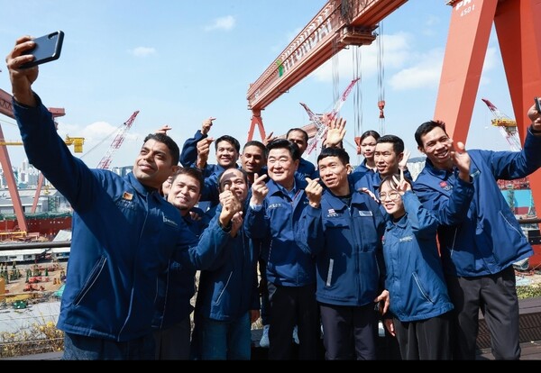 HD현대 권오갑 회장이 외국인 근로자들과 기념 촬영을 하고 있는 모습. 사진=HD현대