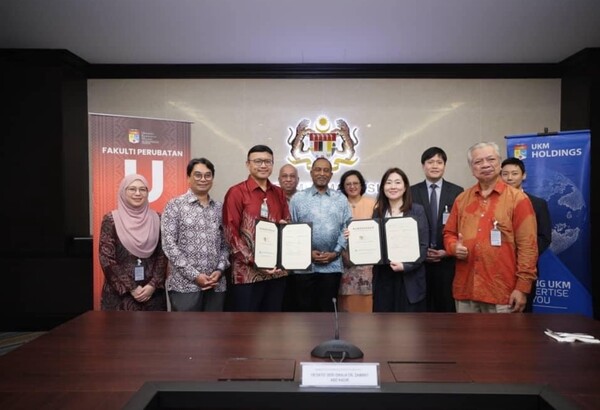 말레이시아 국회의사당(Parlimen Malaysia)에서UKM 부총장 모하맛 에흐완 토리만(Dr. Mohd Ekhwan Hj Toriman) 교수와 제일약품 글로벌사업본부장 김수미 상무가 협약서에 서명했다. 사진=제일약품