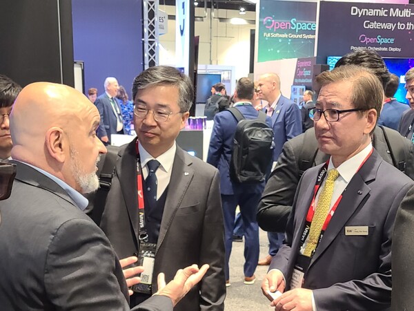 한국항공우주산업(KAI)는 강구영 사장(오른쪽)이 우주심포지움에 참석해 글로벌 우주 기업들과의 협력을 모색했다고 12일 밝혔다. 사진=KAI