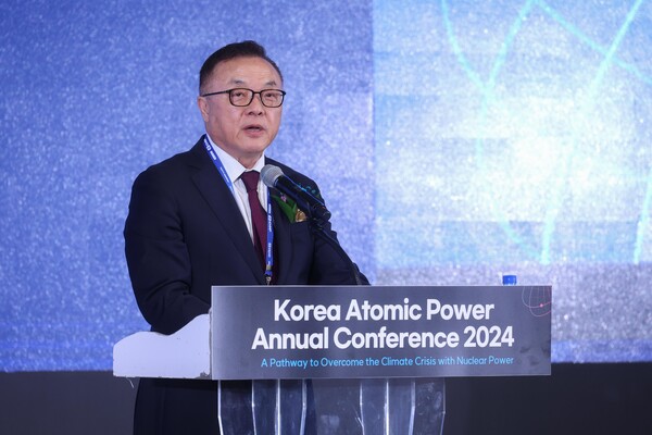 24일 부산 벡스코에서 열린 '2024 한국원자력연차대회'에서 개회사를 하고 있는 황주호 한국수력원자력 사장. 사진=한국수력원자력