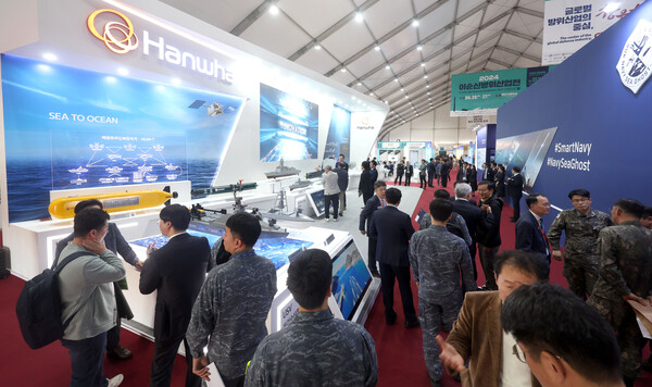 4월 24일 오후 경남 창원시 진해구 해군사관학교에서 열린 '2024 이순신 방위산업전(YIDEX)'에서 참석자들이 부스를 둘러보고 있다. 사진=연합뉴스
