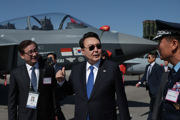 지난해 10월 17일 경기도 성남 서울공항에서 열린 '서울 아덱스(ADEX) 2023' 개막식에서 KF-21 관람하는 윤석열 대통령. 사진=대통령실